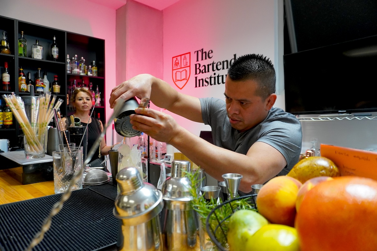 Emprendedor diseñando carta de bar con criterio de ingeniería de menú en TBI CDMX