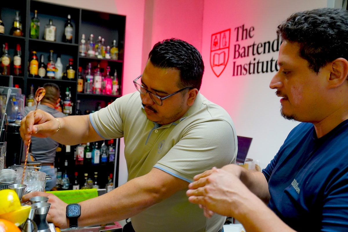 Bartender profesional egresado de TBI CDMX trabajando en hospitalidad de alto nivel