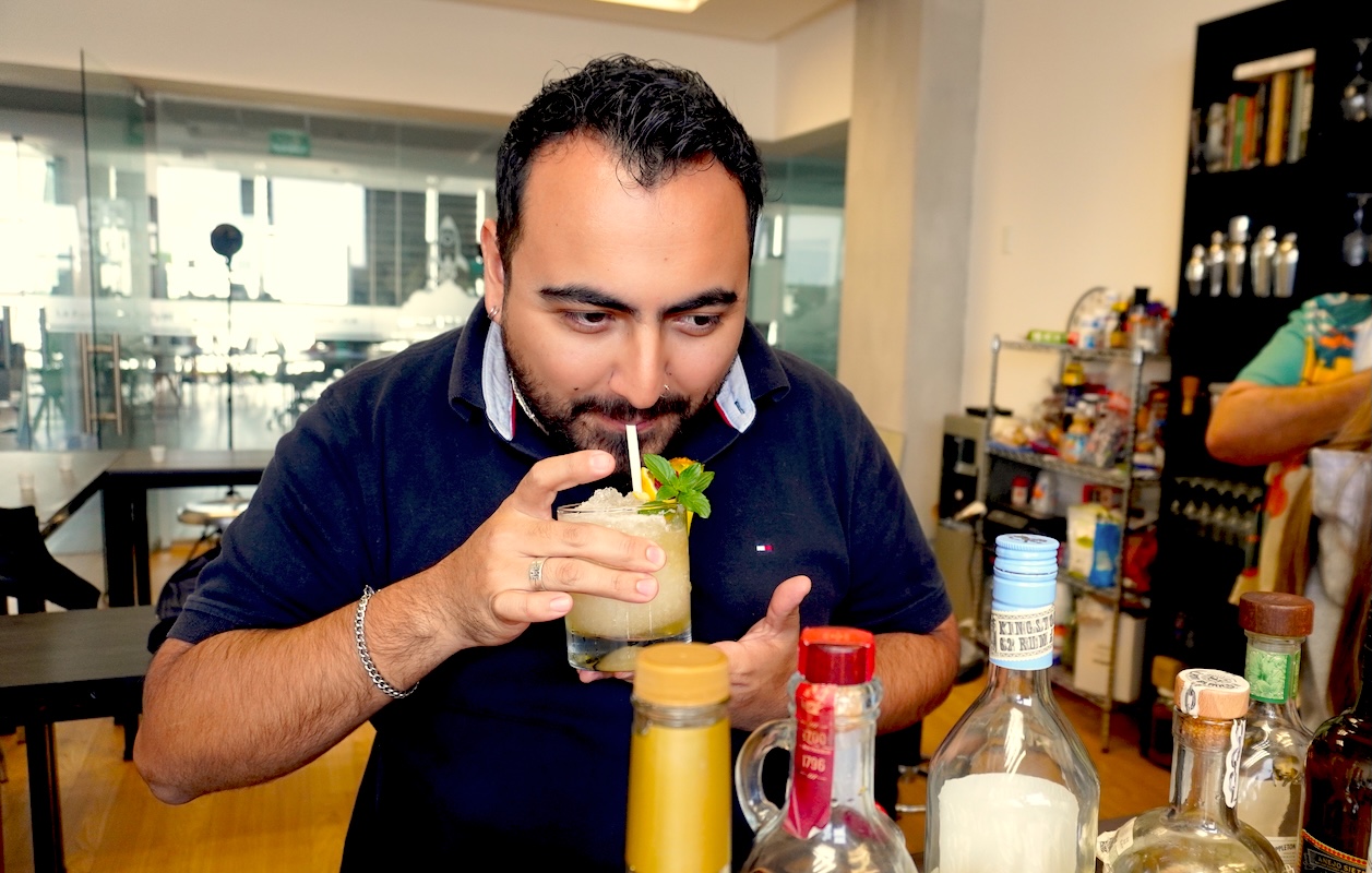 Alumno aprendiendo coctelería clásica en TBI CDMX por pasión y cultura