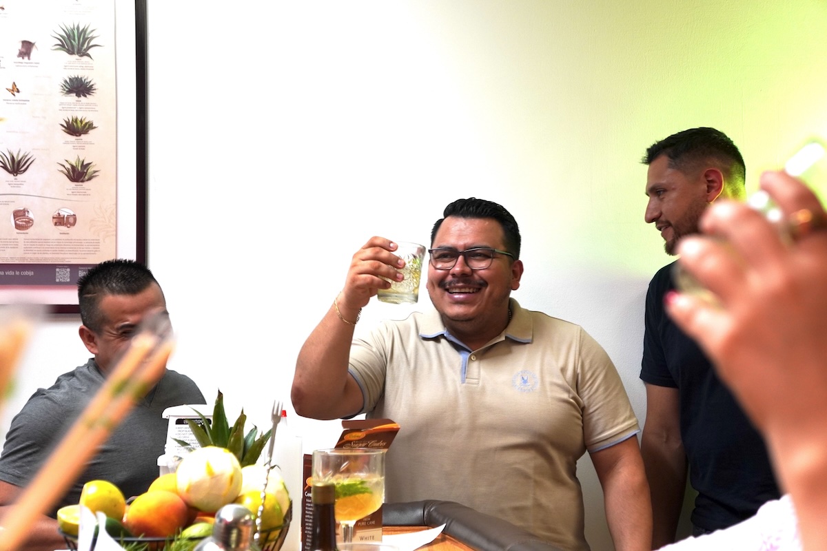 Mixólogo activo desarrollando análisis sensorial y técnicas avanzadas en TBI CDMX