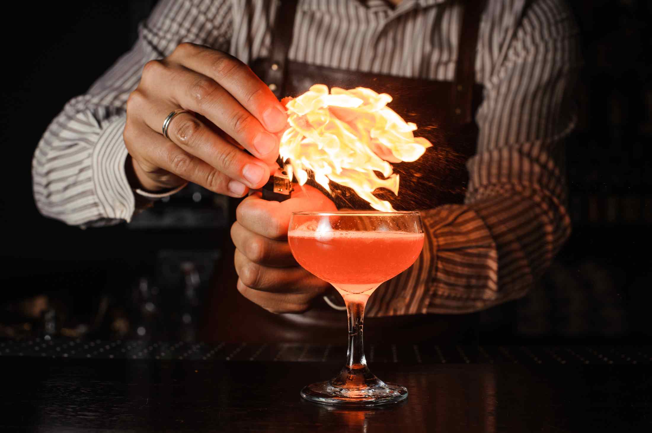 Estudiantes en práctica de barra real en The Bartenders Institute Guadalajara