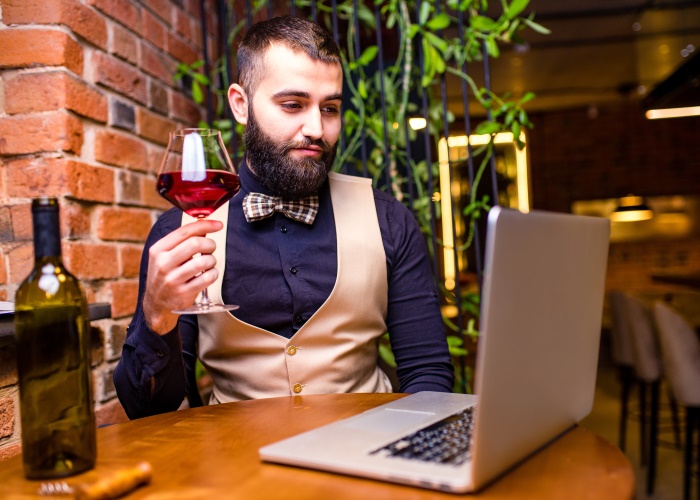 aprendiendo sommelier en línea atendiendo clase de vinos en vivo en the bartenders institute